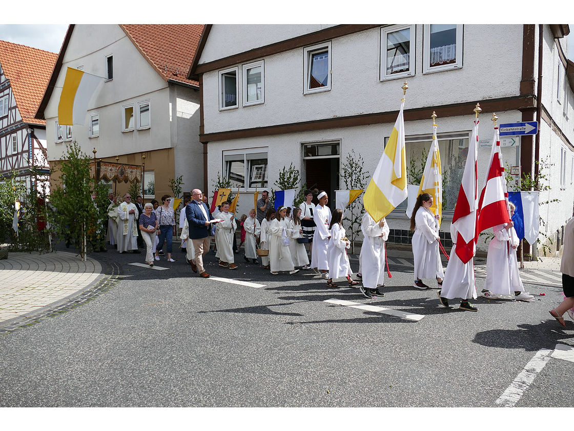 Fronleichnamsprozession durch die Straßen von Naumburg (Foto: Karl-Franz Thiede)